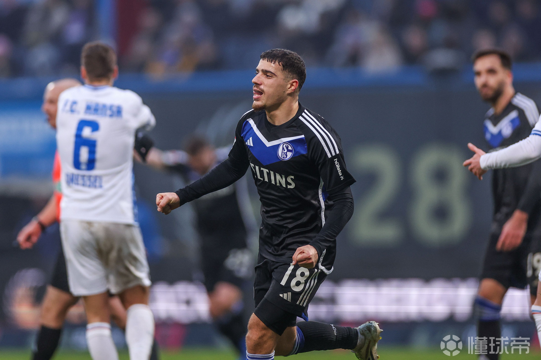 沙尔克球员努力奋战，最终战胜强敌