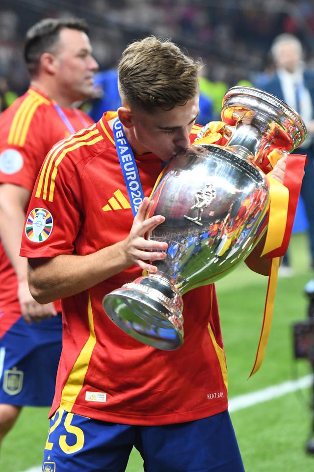  纳达尔新星问鼎冠军表现惊艳，西班牙队未来可期！